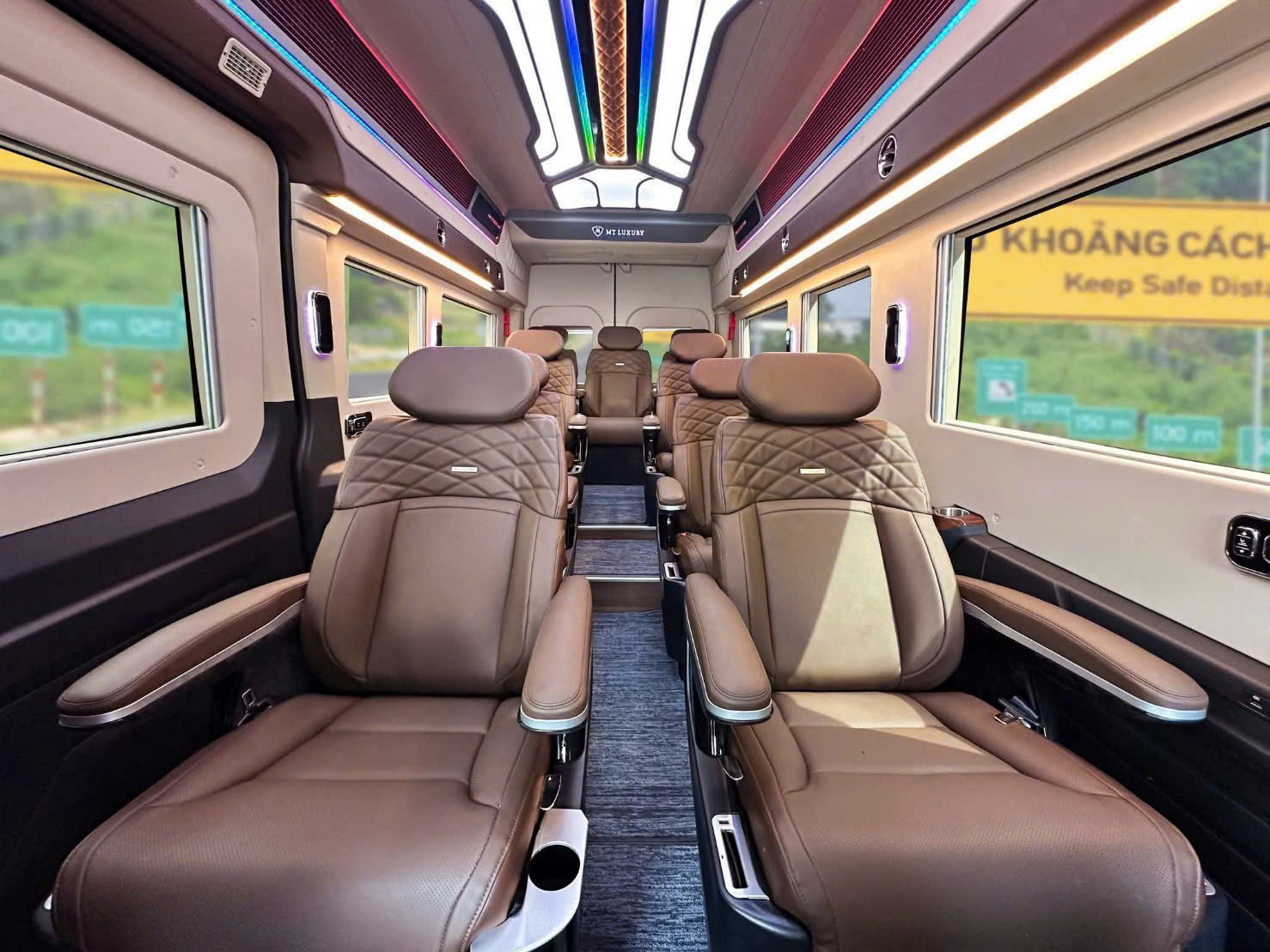 Bố Trí ghế Ford Transit Limousine 11 và 12 chỗ